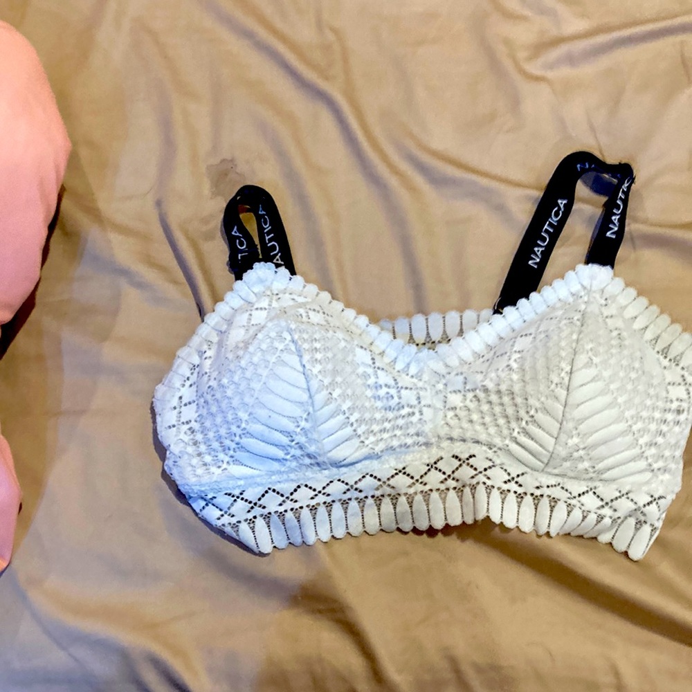 It’s a white bralette size extra large it has blue straps